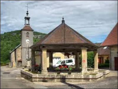 Nous faisons une pause à Malans, devant la fontaine hexagonale. Commune Doubienne, elle se situe dans l'ancienne région ...