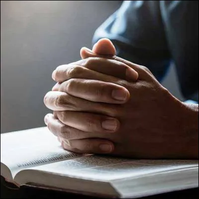 Quelle expression latine est tirée de la prière catholique Confiteor ?