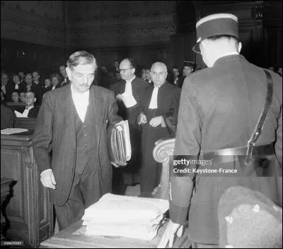 Il a &eacute;t&eacute; ex&eacute;cut&eacute; par une sentence de mort et fusill&eacute; le 15 octobre...