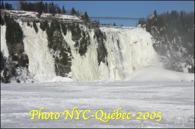 Au Québec quel est le nom de cette chute d'eau spectaculaire de 83 mètres de haut, située au milieu d'un paysage verdoyant ?