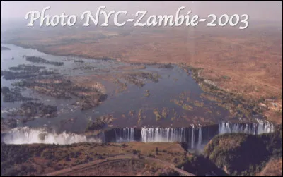 En Zambie, quel est le nom de ces chutes d'eaux du fleuve Zambèze, une des 7 merveilles naturelles du monde ?