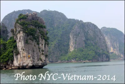 Au Vietnam quel est le nom de cette merveille géologique, une vaste baie d'eau de mer (43 000 hectares) avec 1969 îles karstiques, paysage unique au monde ?