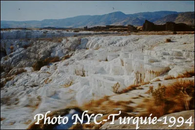 En Turquie quel est le nom de ce site de Pamukkale, un paysage irréel de cascades pétrifiées et de vasques en gradins ?