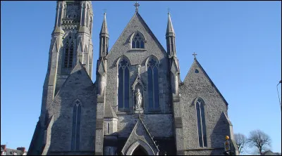 D'après Michel Sardou, après être sortie nue d'un lac du Connemara, dans quelle église Maureen a-t-elle dit oui ?