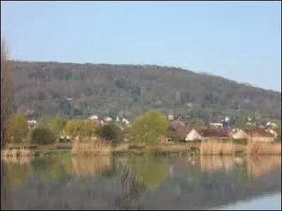 Pour se rafraichir, je vous emmène sur les bords du lac de Vesoul-Vaivre, à Vaivre-et-Montoille. Ville de Bourgogne-Franche-Comté, elle se situe dans le département ...