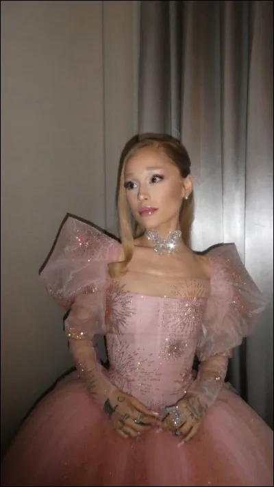 Dans quelle grande comédie musicale est-elle apparue aux côtés de Cynthia Erivo ?