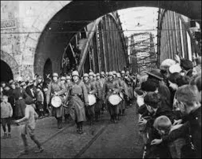 Quel traité le Troisième Reich a-t-il violé en remilitarisant la Rhénanie en 1936 ?