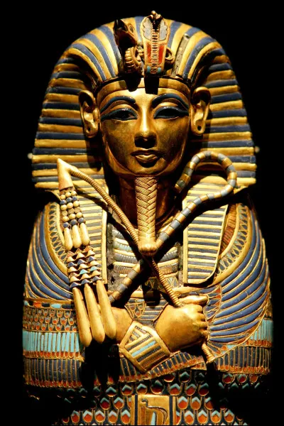 Qui était ce monarque en T, pharaon d'Égypte qui doit sa célébrité à la découverte de sa sépulture ?