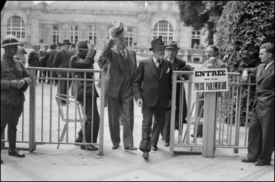 Quelle fut la principale raison de la chute du gouvernement Blum en 1937 ?