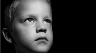 Petite mise en scène. 
Tu vois ton petit frère tomber par terre et se faire écraser par plein de personnes car il y a un tsunami. Que fais-tu ?