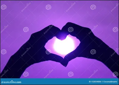 Dans une de ses vidéos "J'envoie vos commentaires à des youtubeurs", à laquelle de ces 3 youtubeuses a-t-il dû envoyer "Je t'aime" ?