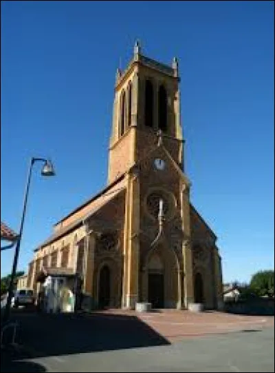 Nous démarrons notre première balade du week-end devant l'église Saint-Étienne, à Combre. Commune de l'arrondissement de Roanne, elle se situe dans le département ...
