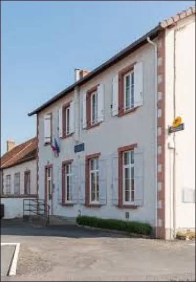 Village de l'arrondissement de Vichy, dans les Basses Marches du Bourbonnais, Monétay-sur-Loire se situe dans le département ...