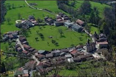 Voici une vue du village circulaire d'Oncieu. Localité de l'Ain, elle se situe dans l'ancienne région ...