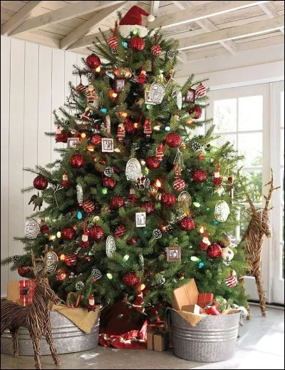 En quel siècle la pratique païenne du sapin est-elle adoptée par les chrétiens ?