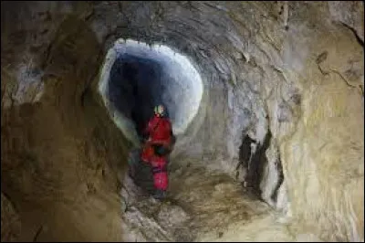 Possédant quinze entrées, toutes situées sur la commune de Samoëns, le gouffre Jean-Bernard est une cavité souterraine naturelle. Dans quel département de la région Auvergne-Rhône-Alpes se trouve ce lieu ?