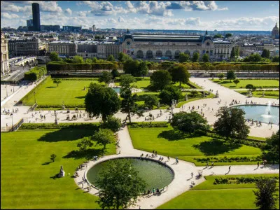Comment s'appelle le grand jardin à côté du Louvre ?