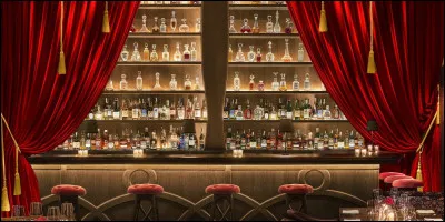 Quel célèbre cabaret parisien est reconnaissable à son moulin rouge ?