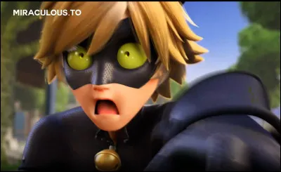 Touché par le pouvoir du super-vilain, quelle instruction Chat Noir ne cesse-t-il de répéter ?