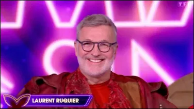 Avant de devenir enquêteur l'année suivante dans la sixième saison de Mask Singer, Laurent Ruquier, remplace Michèle Bernier lors d'une soirée ; il se produit sur scène déguisé en homard. Mais quelle chanson interprète-t-il ?