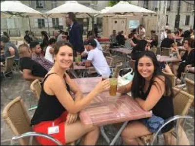 Fréhel : Dans une guinguette. (1936)
Des bigorneaux dla friture au suif
Cest ça quest bath, cest ça quest chouette
On fait pas dmagns on fait pas dchiqué
Cest du plaisir à bon marché
Où ça ?