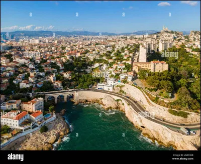 Quel fleuve se jette dans la mer non loin de Marseille ?