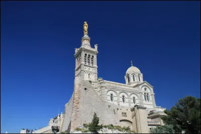 Quelle est la célèbre basilique située en hauteur qui surveille la ville ?