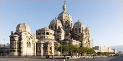 Quel monument est situé sur une île en face de Marseille ?