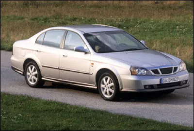 Je me suis perdu dans les tréfonds d'Internet et j'ai trouvé cette berline produite par le groupe General Motors. J'ai eu des difficultés à reconnaître le logo, mais elle a été vendue sous plusieurs blasons, dont les marques Suzuki ou encore Chevrolet. Sous quel autre nom a été vendue cette voiture ?
