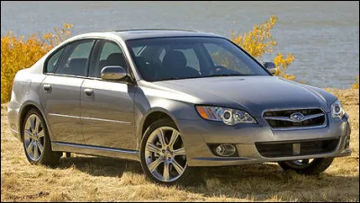 Dans les années 90, une firme aux étoiles continua son offensive en WRC avec la première génération du modèle en illustration. Aujourd'hui, son héritage perdure, mais comme toute histoire, elle s'estompe et peu de personnes se rappellent de ses débuts. Quelle voiture marqua les débuts en WRC de la marque symbolisant les Pléiades ?