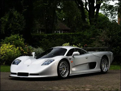 Parmi les voitures sportives d'exception, une infime partie des voitures produites trouvent acquéreur. Souvent, ces voitures sont produites afin d'homologuer une version de course. Quelle est cette voiture ?