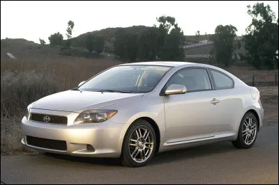 Dans la vie, il faut prendre des paris. Certains constructeurs n'ont pas voulu jouer avec le feu et perdre leurs clients avec des modèles éloignés de leur image, ils ont opté pour une autre solution. Quelle est cette solution ? Créer une nouvelle marque ! Parmi les nombreuses marques présentes au présent et au passé aux États-Unis, laquelle a produit ce modèle ?