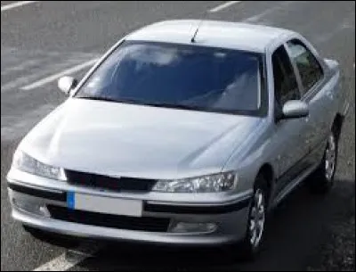 Engagée dans divers championnats de supertourisme, cette berline est ancrée dans la culture populaire, notamment à travers l'une des franchises produites par le réalisateur et producteur de films français Luc Besson. Quelle est cette voiture ?