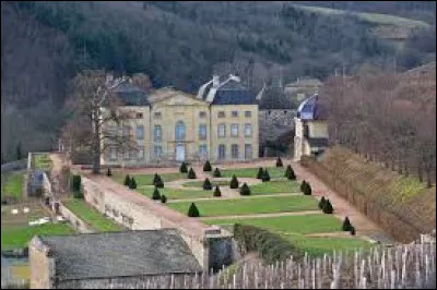 Je vous emmène au château de la Roche, à Jullié. Commune de l'arrondissement de Villefranche-sur-Saône, elle se situe dans l'ancienne région ...