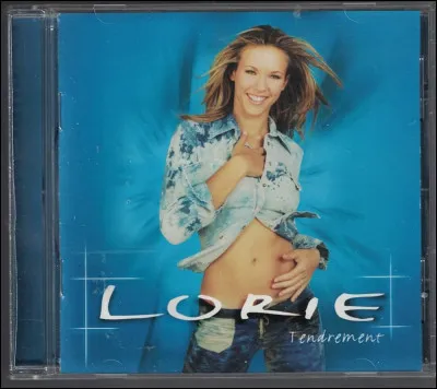 Quel est le titre du premier single de la chanteuse Lorie, sorti en 2001 ?