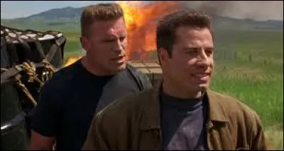 Quel acteur interprète le rôle du major Vic "Deak" Deakins dans le film "Broken Arrow" ?