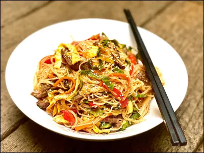 Aimes-tu le japchae ?
Le japchae est un plat composé de nouilles de patates douces (dangmyeon) sautées avec des légumes, des protéines (comme du buf, du poulet ou des champignons) et une sauce à base soja, dhuile de sésame et de sucre.