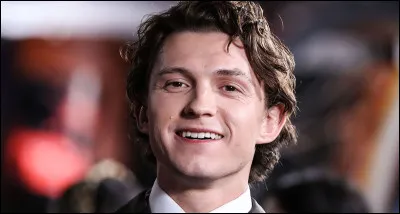 Qui est cet acteur britannique, qui tient le rôle principal dans la mini série '' Au milieu de la foule '' (The Crowded Room aux USA) ?