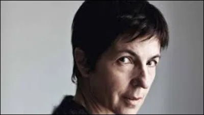 Qui est cette écrivaine, auteure du recueil de nouvelles intitulé ''La Petite Foule'' ?