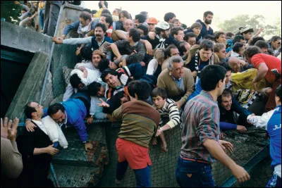 Quel est le nom de la bagarre généralisée et du mouvement de foule ayant entrainé la mort de 39 personnes au cours d'un match de football dans un stade en Belgique en 1985 ?