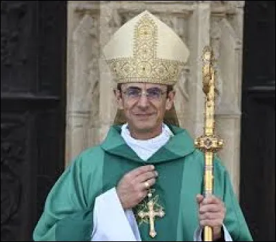 On recherche le prénom d'un humoriste :