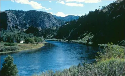 Quel est ce grand cours d'eau qui nait dans le sud-ouest du Montana au confluent de trois rivières - Jefferson, Madison et Gallatin - venant des montagnes Rocheuses, puis qui traverse l'Etat en coulant vers le nord puis vers l'Est ?