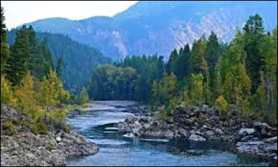 Quelle est cette rivière, longue au total de 254 km, qui prend sa source dans le nord-ouest du Montana, coule vers le sud, alimente un lac homonyme et se jette dans la Clark Fork ?