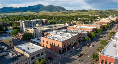Quelle est cette ville de 50 000 habitants, située dans la vallée de la Gallatin, entourée par les monts Bridger au nord-est, les monts Tobacco Root à l'ouest et Gallatin range au sud ?