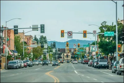 Quelle est cette ville de 20 000 habitants, située dans le nord-ouest de l'Etat, dans la vallée de la Flathead ?