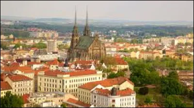 Dans quel pays se situe la ville de Brno ?