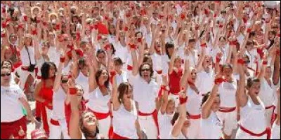 En été, on y fait la fête vêtu de blanc et de rouge pendant plusieurs jours dans les rues.