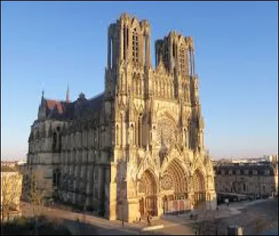 Il y a 33 rois de France qui ont été sacrés dans la cathédrale.