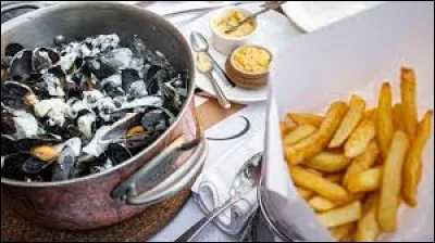 On y mange des moules avec frites lors de la célèbre braderie.