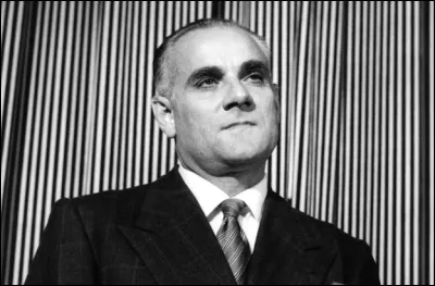 Qui est cet auteur italien dont le premier roman s'intitule ''Les Indifférents'' ?